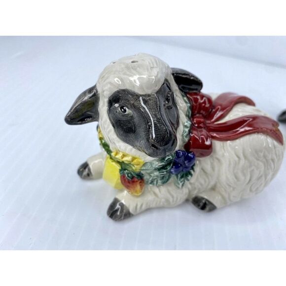 Vintage 1995 Fitz and Floyd Berries Ribbon Holiday Sheep Salt Pepper Shaker Set - Picture 8 of 10